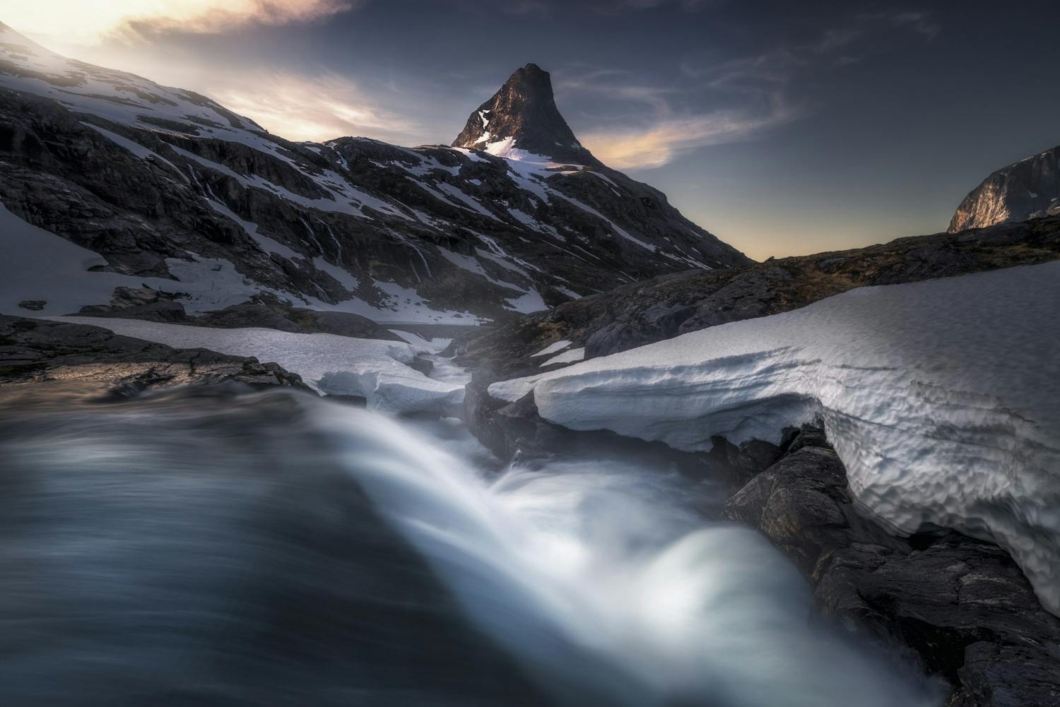 eternal kingdom Berg med smältvattenflod